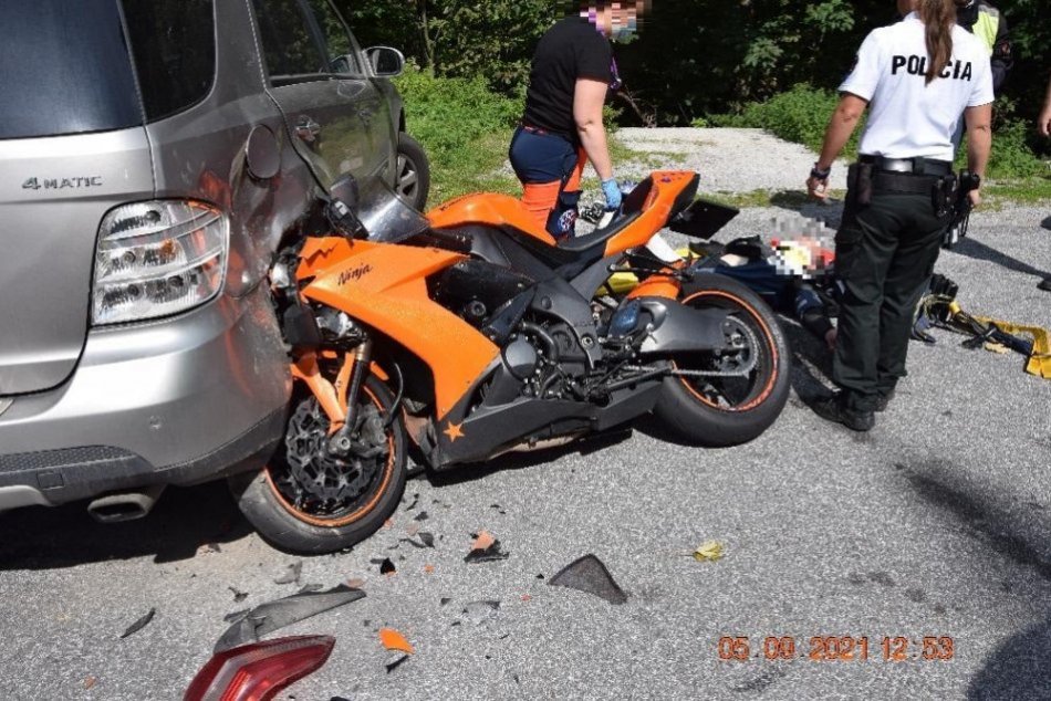 Ilustračný obrázok k článku Kuriózna nehoda motorkára na Šturci: Narazil do zaparkovaného auta, FOTO