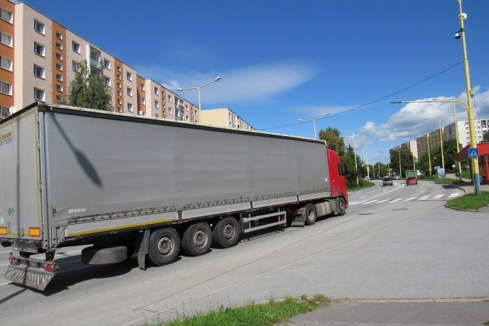 Ilustračný obrázok k článku Obyvatelia hromžia, nič to však nie je platné: Kamióny sa opäť vo veľkom hrnú cez Šváby!
