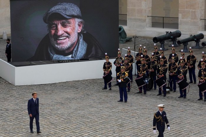Ilustračný obrázok k článku Posledná rozlúčka s maestrom: Francúzi odprevadili Belmonda do hereckého neba, FOTO