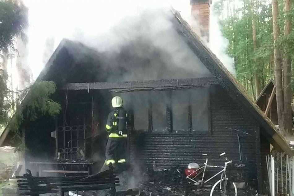 Ilustračný obrázok k článku Na Vlčích kútoch v Prievidzi horela chata: FOTO z miesta požiaru