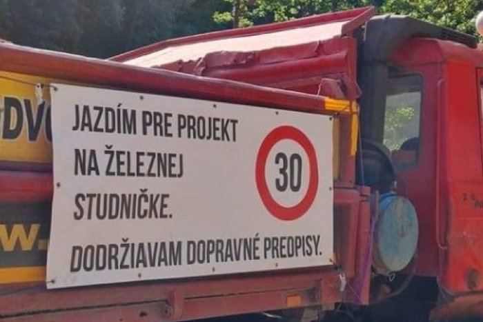 Ilustračný obrázok k článku Na Železnej studničke jazdia nákladné AUTÁ. Pracuje sa tam na 2 veľkých PROJEKTOCH