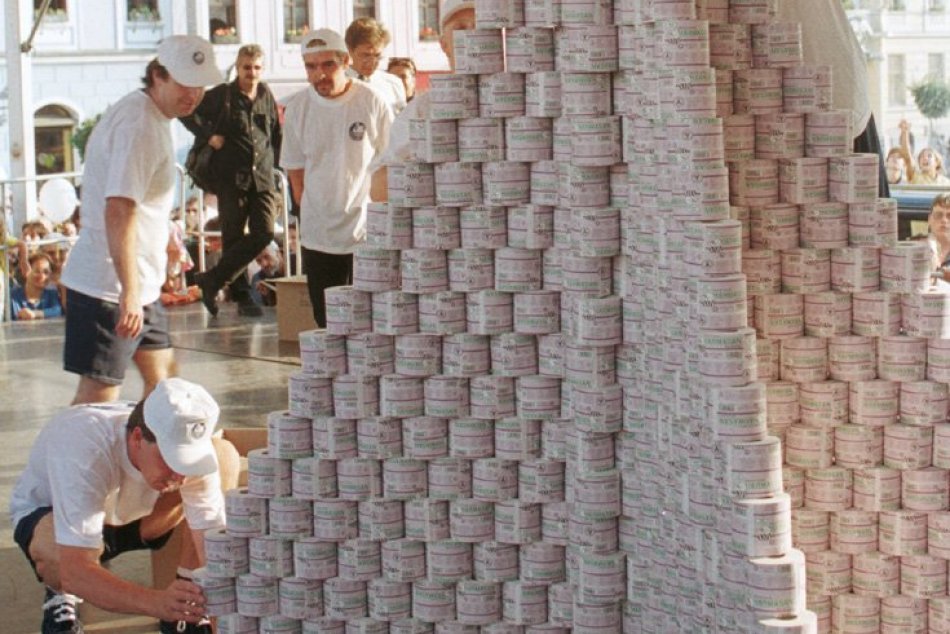 Ilustračný obrázok k článku Spomínate si na KURIOZITU spred 22 rokov? V Bystrici vyrástla rekordná pyramída, FOTO