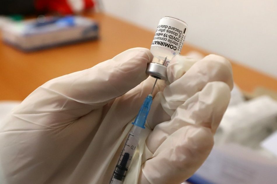 Ilustračný obrázok k článku Očkovacie centrá praskali vo švíkoch: Kraj podal vakcínu vyše 2-tisíc záujemcom