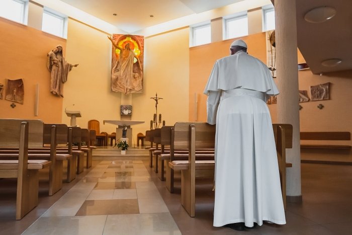 Ilustračný obrázok k článku Vzácne gesto pre Luník IX. Pápež počas návštevy zavítal aj do miestneho kostola