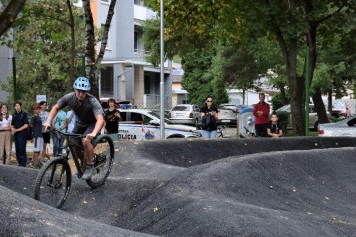 Ilustračný obrázok k článku Z nevyužívanej plochy je nové športovisko. Humenné má pumptrackovú dráhu, FOTO