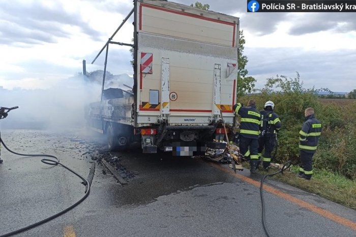 Ilustračný obrázok k článku POZOR! Diaľnica do Bratislavy je uzavretá: Horí nákladné auto!