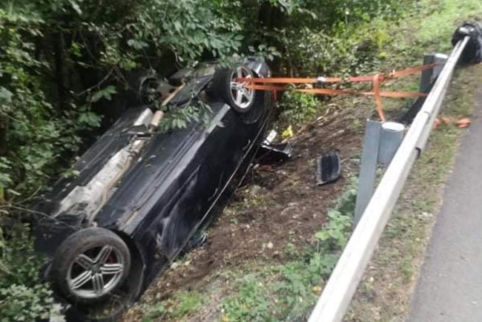 Ilustračný obrázok k článku Vodič pri Bystrici skončil s autom na streche: Nafúkal vyše 4 promile! FOTO