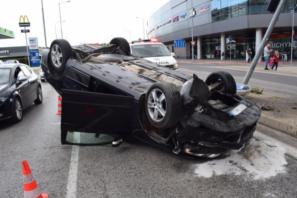 Ilustračný obrázok k článku Trnavčan narazil do semaforu: Auto skončilo na streche! FOTO