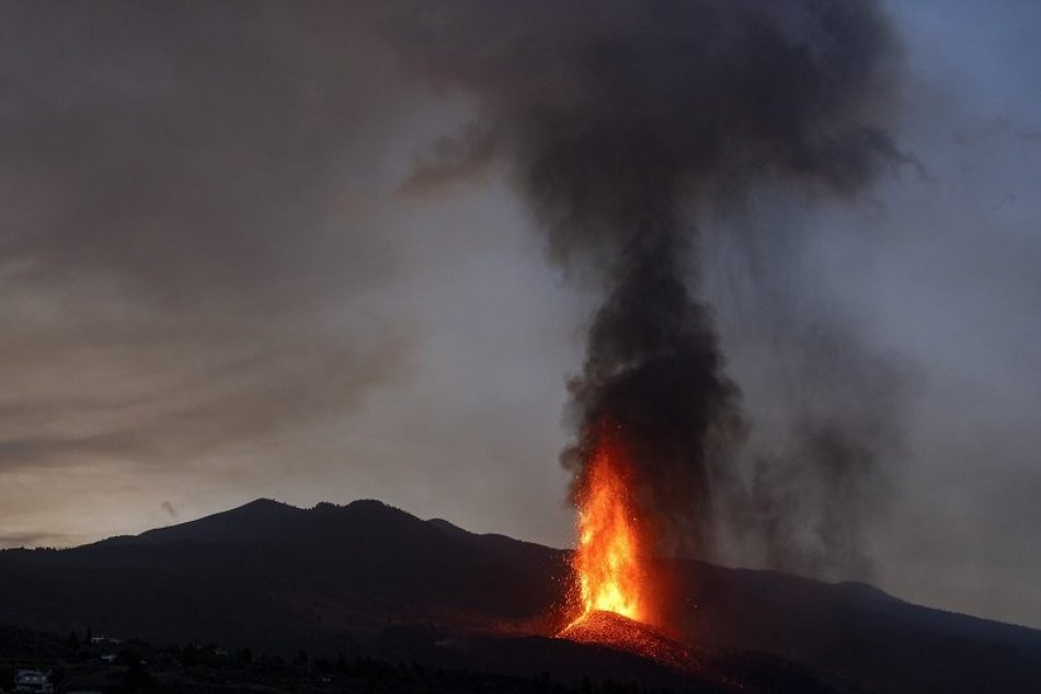 Illustrative image for the article A cloud of the volcano La Cumbre Vieja runs over Central Europe.  Is Slovakia in danger of acid rain?