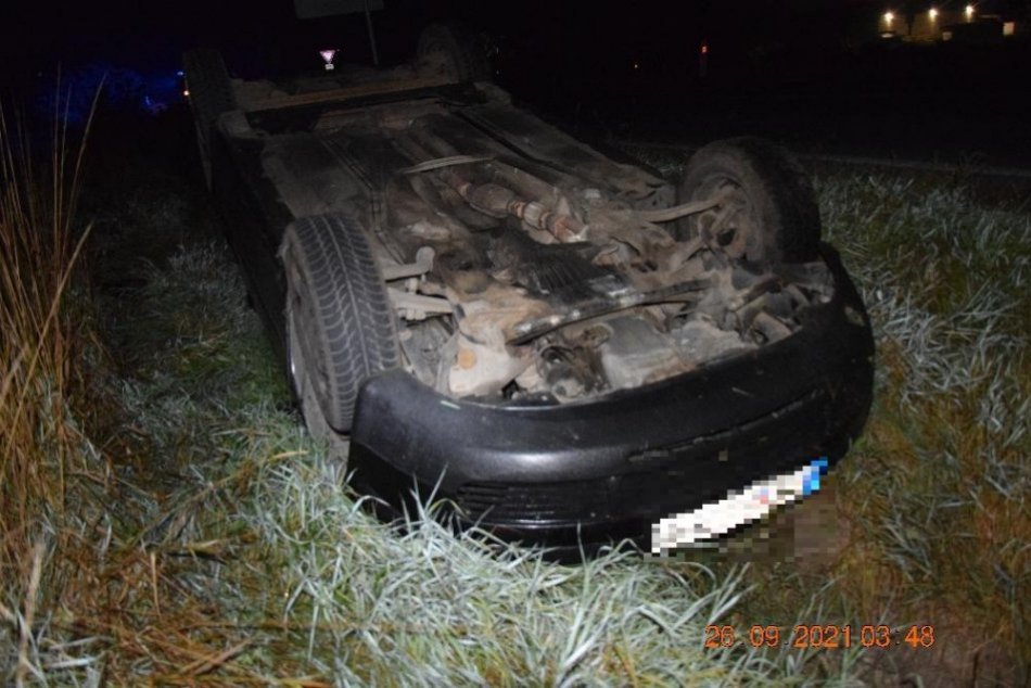 Ilustračný obrázok k článku Neďaleko Lučenca havaroval opitý nevodič: Auto skončilo na streche v priekope, FOTO