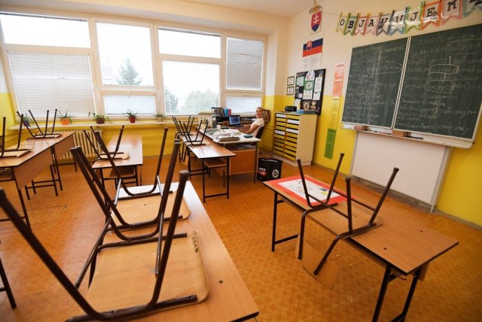 Ilustračný obrázok k článku Situácia sa zhoršuje: V Partizánskom uzatvárajú školy pre COVID-19