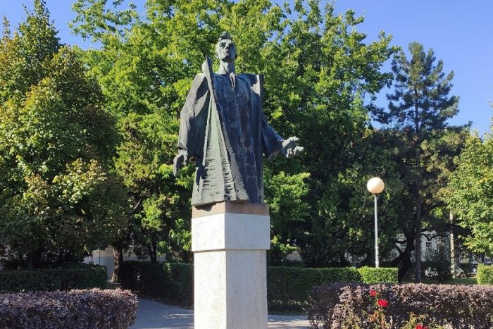 Ilustračný obrázok k článku Svedkovia socializmu: Pri Úrade vlády SR v Bratislave stále stojí socha oddaného BOĽŠEVIKA