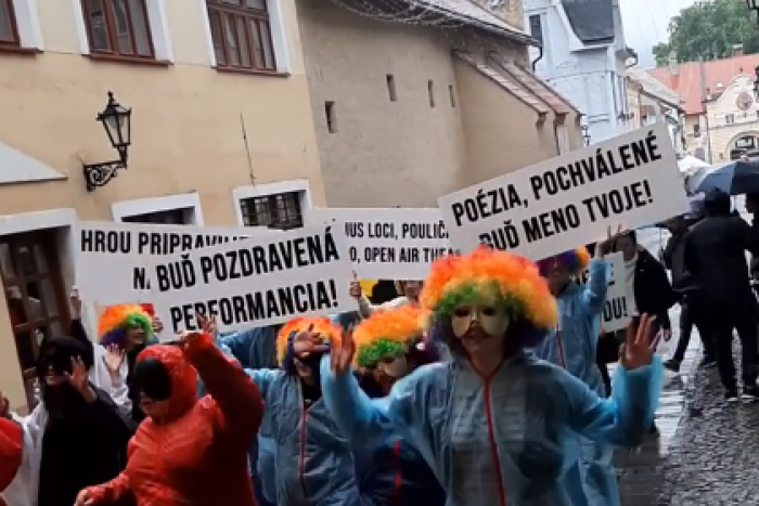 Ilustračný obrázok k článku Čo sa to dialo v centre mesta? Prešovom sa prehnali klauni s výkrikmi a transparentmi!