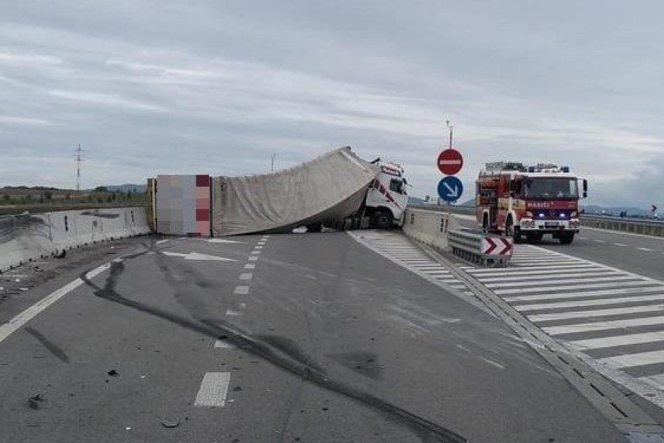 Ilustračný obrázok k článku Kvôli nehode bol obchvat v Bánovciach smerom na Trenčín neprejazdný! FOTO