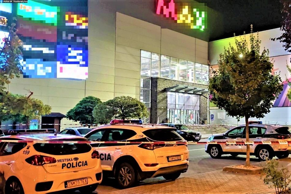 Ilustračný obrázok k článku Scéna ako z BONDA: Obchodné centrum aj s kinom v Trenčíne museli evakuovať! FOTO