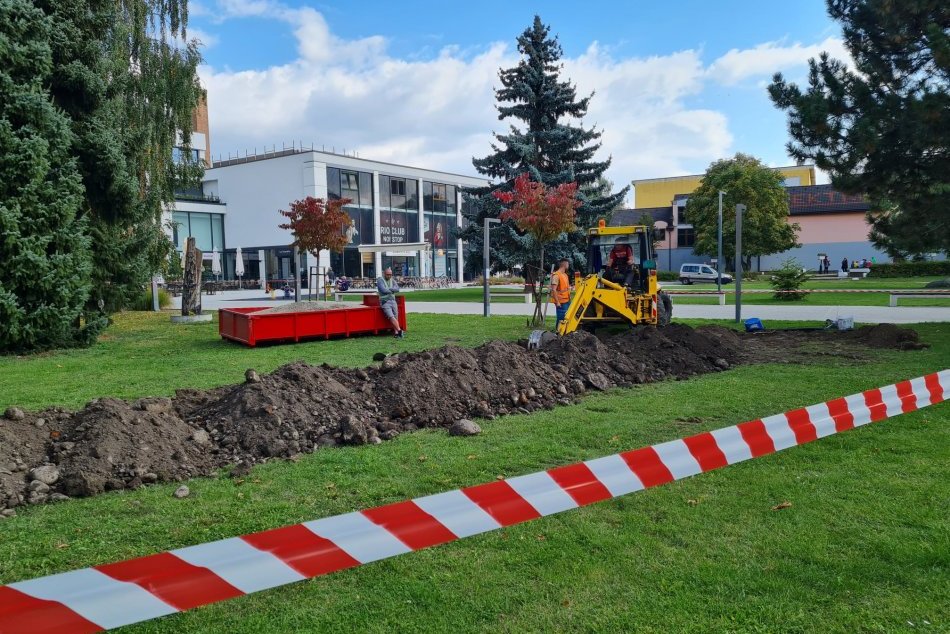Ilustračný obrázok k článku Trampolíny, vodné trysky aj zeleň: Na Námestí mieru vzniká oddychová zóna, FOTO