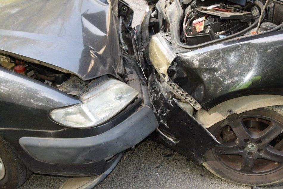 Ilustračný obrázok k článku Vo Zvolene zasahujú všetky záchranné zložky: Pri nehode 2 áut sa zranila osoba