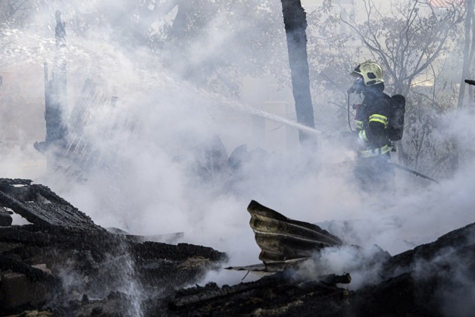 Ilustračný obrázok k článku Veľký požiar píly v okrese Prievidza: Polovica strechy v plameňoch
