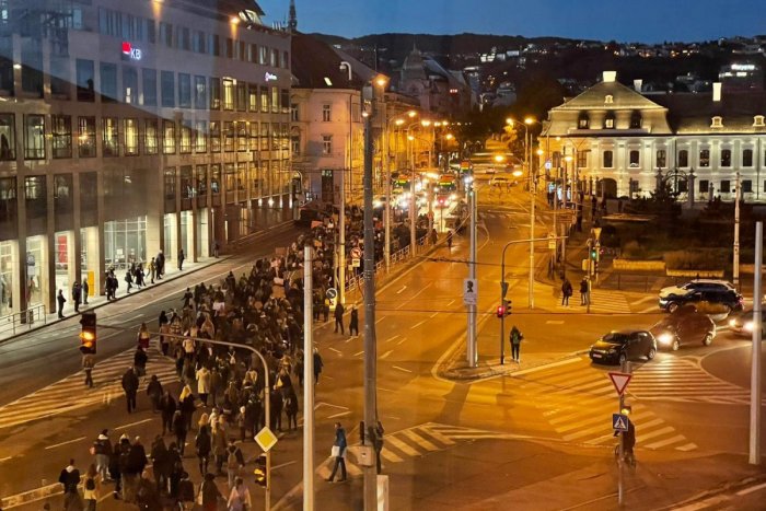 Ilustračný obrázok k článku Stovky ľudí pochodovali Bratislavou a skandovali: Nebudeme ticho!