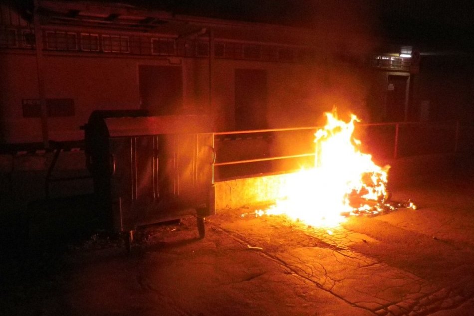 Ilustračný obrázok k článku Horúca noc v Bánovciach: V plameňoch sa ocitlo 16 kontajnerov! FOTO