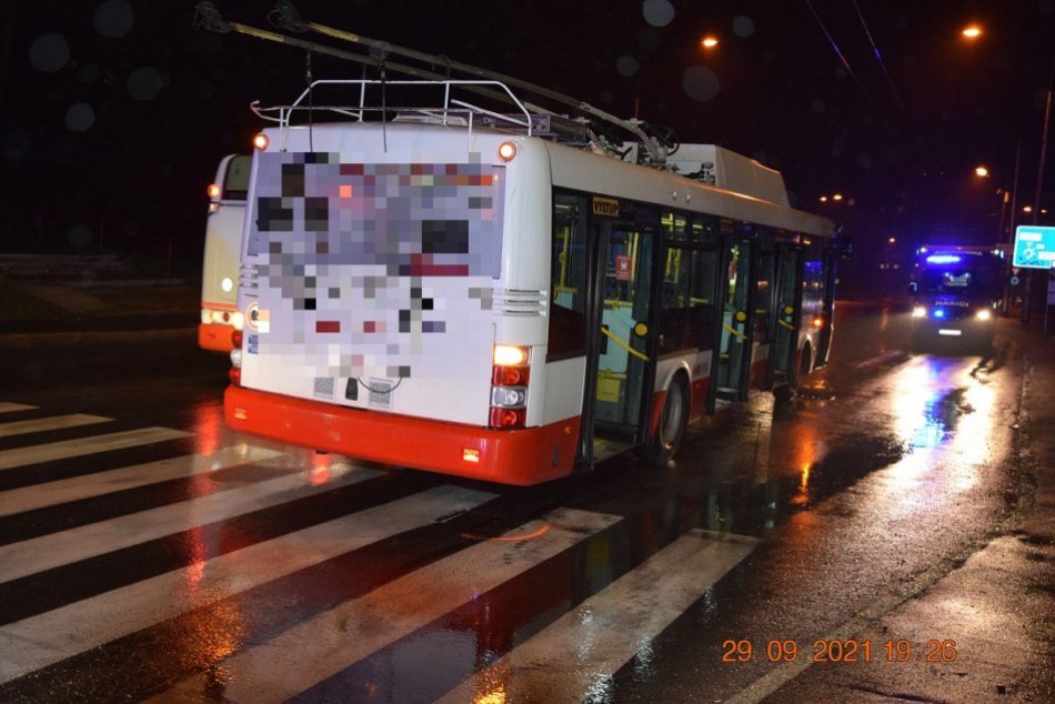Ilustračný obrázok k článku Trolejbus mal v Bystrici zraziť chodca priamo na priechode: Polícia hľadá svedkov, FOTO