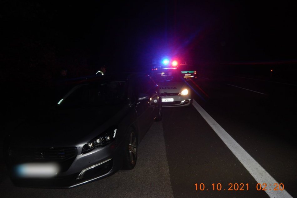 Ilustračný obrázok k článku Opitý vodič sa pri Brezne blysol manévrom: Nacúval rovno do policajného auta, FOTO