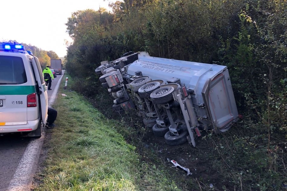 Ilustračný obrázok k článku Cestu medzi Trenčínom a Prievidzou uzavreli v tomto ÚSEKU na niekoľko hodín, FOTO