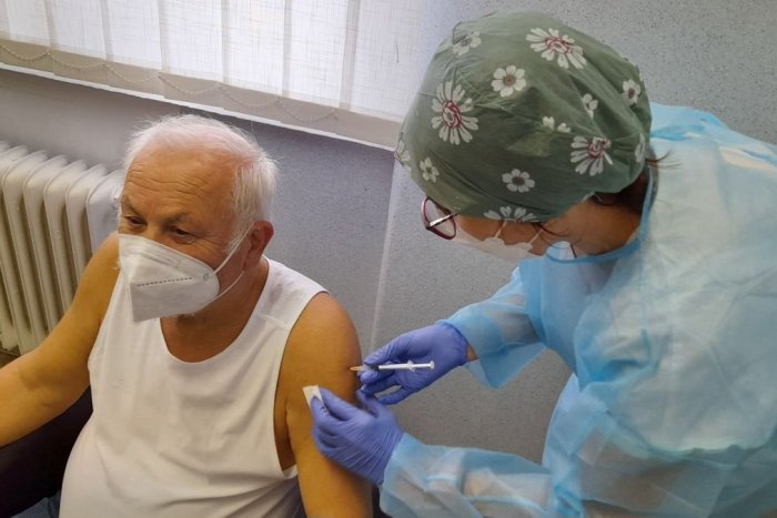 Ilustračný obrázok k článku V Moravciach sa začalo očkovanie TREŤOU dávkou: Kto dostane vakcínu ako prvý?