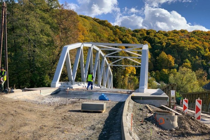 Ilustračný obrázok k článku Práce na moste v Iliaši finišujú: V tieto DNI musia vodiči rátať s obmedzeniami