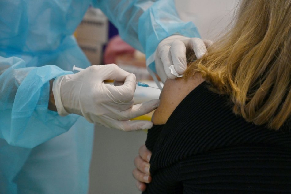 Ilustračný obrázok k článku Hlohovčania musia chodiť na očkovanie do Trnavy: Mesto zabezpečí odvoz autobusmi