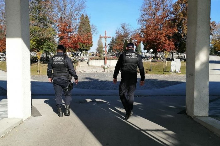 Ilustračný obrázok k článku Na zvolenských cintorínoch pribudne mestských policajtov: Na čo si chcú posvietiť?