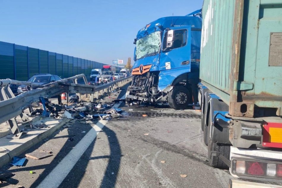 Ilustračný obrázok k článku Nehoda na R1 ochromila dopravu: Kamión nabúral do odstaveného auta, FOTO