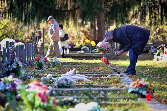 Ilustračný obrázok k článku Starý cintorín v Liptovskom Mikuláši vyčistili: Odviezli odtiaľ štyri tony konárov