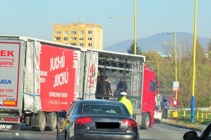 Ilustračný obrázok k článku KURIÓZNE zdržanie: Heľenine oči na kamióne stopla polícia! Čo sa dialo? FOTO