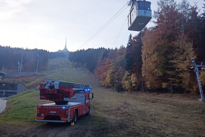 Ilustračný obrázok k článku Tragédia v Česku! Spadla kabína lanovky, hlásia zranených a mŕtveho strojvodcu