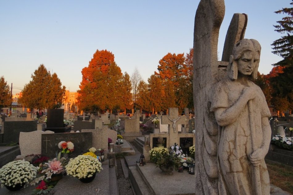 Ilustračný obrázok k článku Dušičky v metropole Zemplína: Pozrite sa s nami vo VIDEU na cintorín Michalovčanov