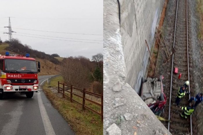 Ilustračný obrázok k článku Vodič preletel cez kovové zábradlie mosta: Zrútil sa priamo na železničnú trať