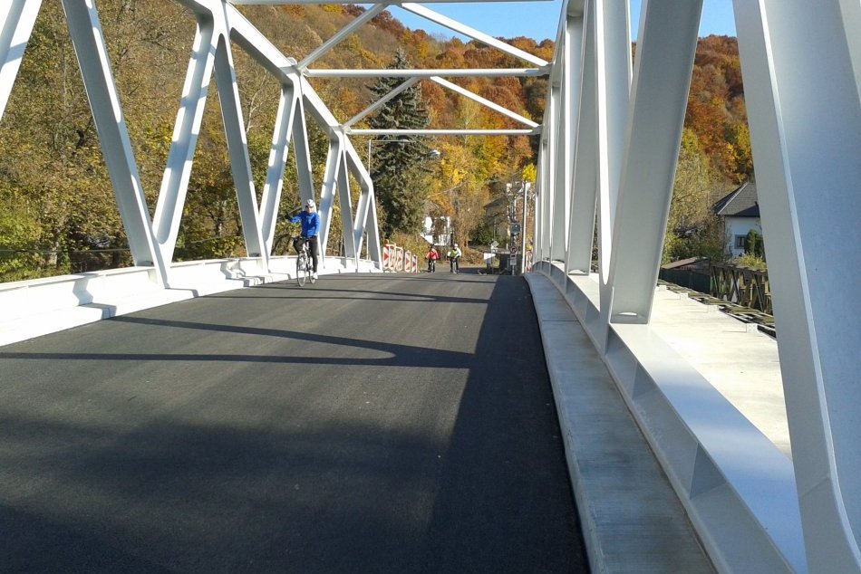 Ilustračný obrázok k článku Bystričania sa po dlhých mesiacoch dočkali: Nový most slúži motoristom, cyklistom a chodcom