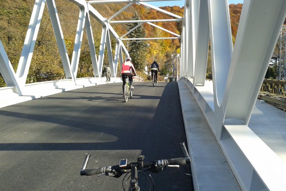Ilustračný obrázok k článku Bystričania sa konečne dočkali: Po novom moste prešli prví cyklisti, FOTO