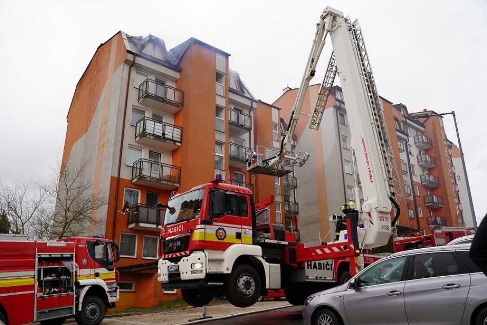 Ilustračný obrázok k článku Do bytov v Žiline sa po požiari vracajú obyvatelia: Nie všetci však budú tráviť Vianoce doma