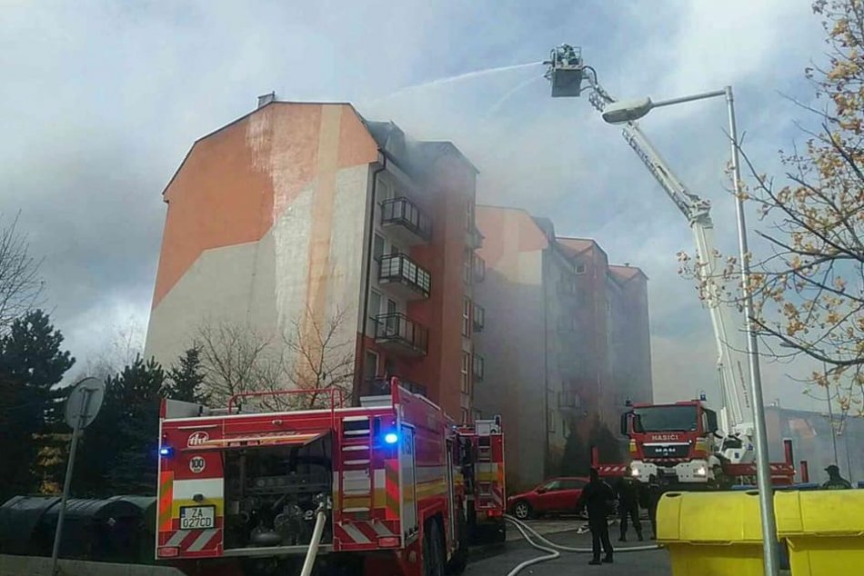 Ilustračný obrázok k článku Veľký požiar v žilinskej bytovke: S plameňmi bojovalo vyše dvadsať hasičov, FOTO