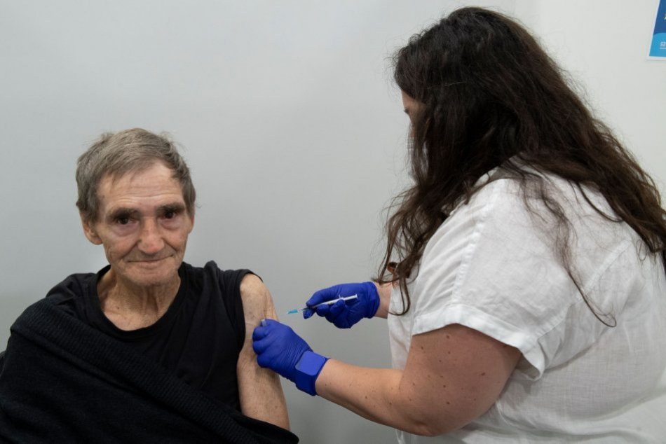 Ilustračný obrázok k článku Rok začali pri ihle: Seniori z Trenčianskeho kraja sa hrnuli za vakcínou