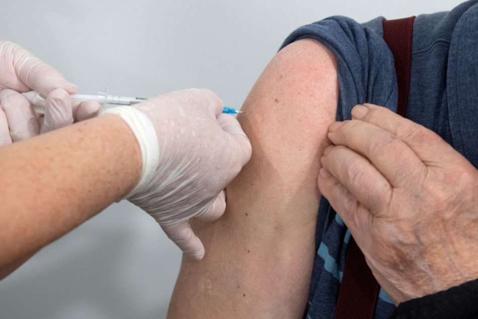 Ilustračný obrázok k článku Očkovanie v obchodnom centre: Zaočkovať sa prišli desiatky Humenčanov
