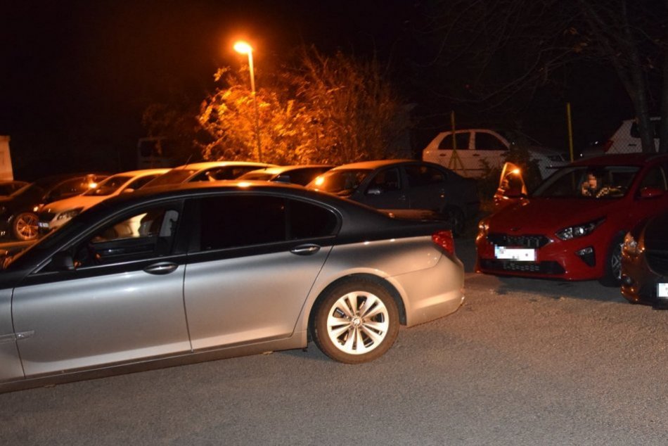 Ilustračný obrázok k článku Vodič v Nitre nabúral do zaparkovaných áut: Nafúkal viac ako 2 promile! FOTO