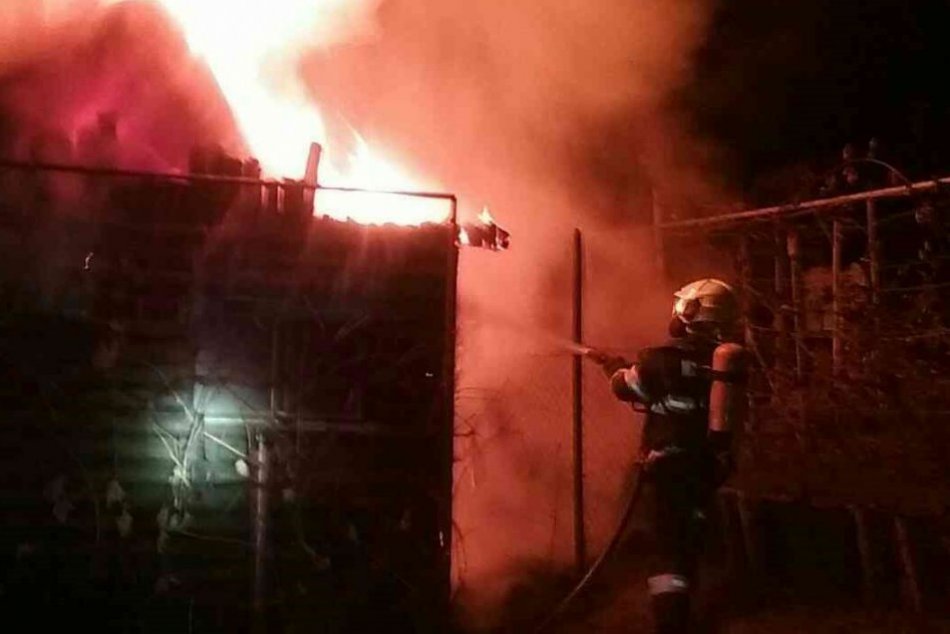 Ilustračný obrázok k článku Požiar chatky v Handlovej: Hasiči s podozrením, že v plameňoch niekto je, FOTO