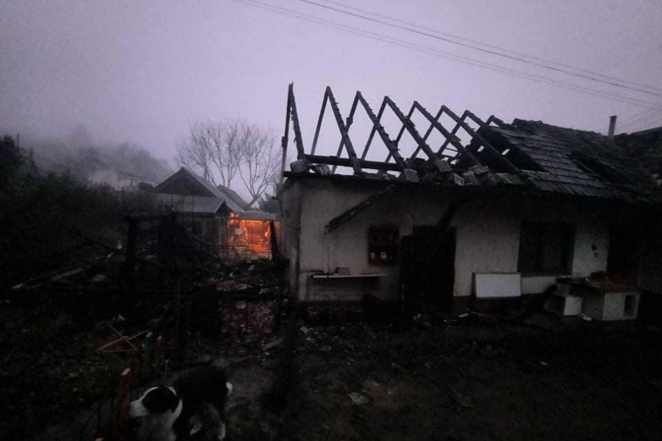 Ilustračný obrázok k článku Oheň zničil dom v Plevníku-Drienovom: Pomôcť hasiť prišli aj občania, FOTO