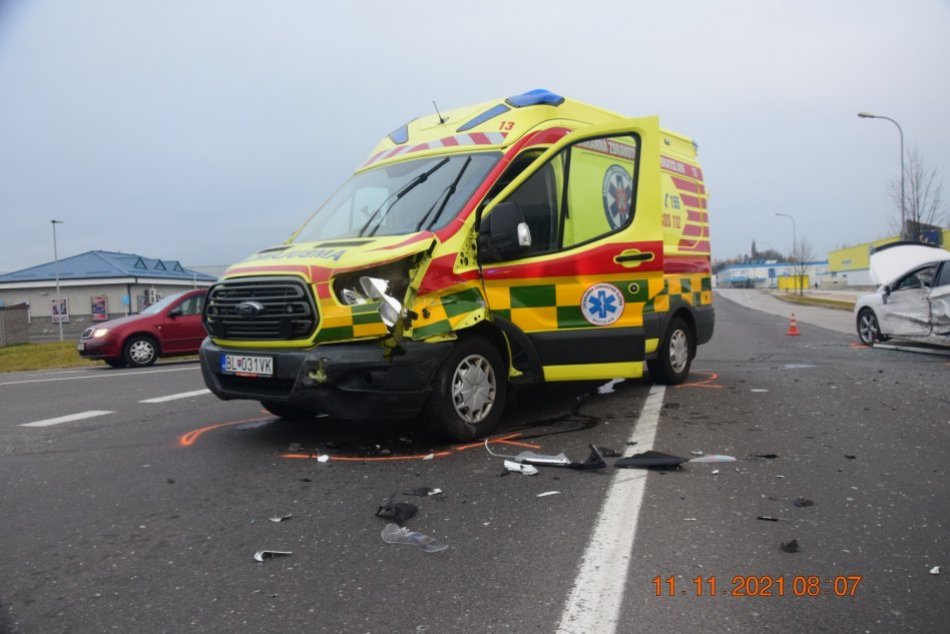 Ilustračný obrázok k článku Dráma na ceste: Záchranka mala vo Zvolene dopravnú nehodu, zranili sa viacerí ľudia!