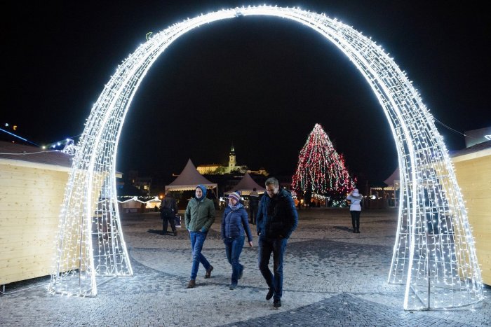 Ilustračný obrázok k článku Vianočné trhy otvorí swingový orchester: Novinkou bude 6,5-metrový svetelný nápis