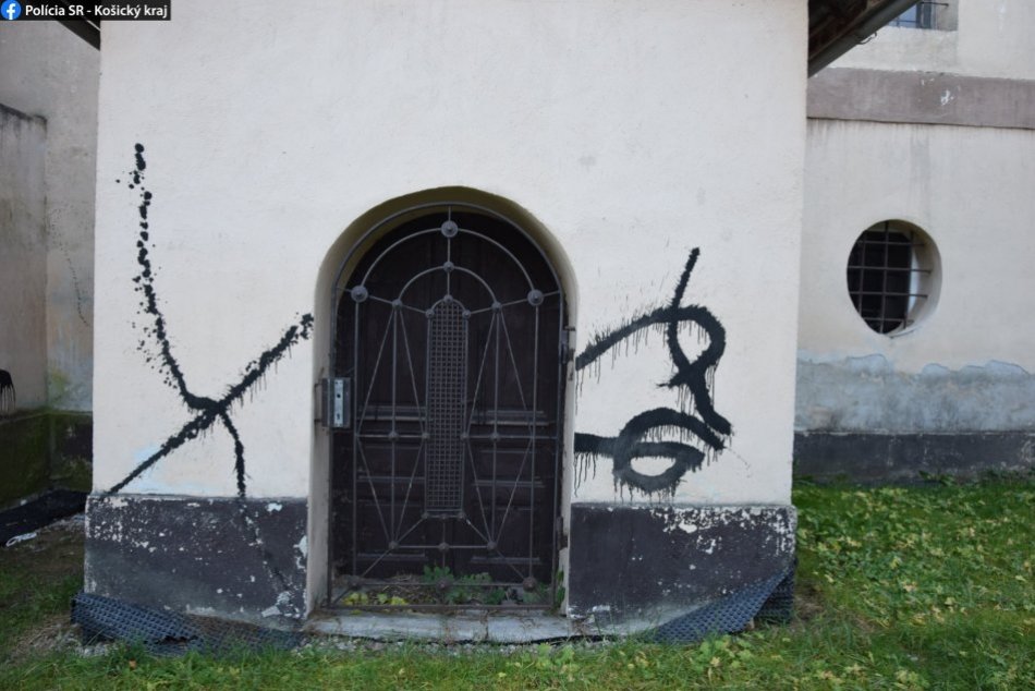Ilustračný obrázok k článku Že ho hanba nefackuje: Vandal sa vybláznil na vzácnom kostole pri Rožňave