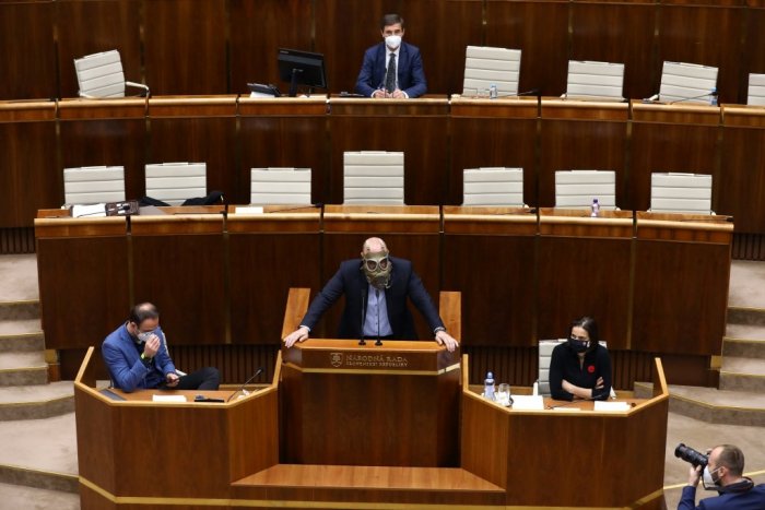 Ilustračný obrázok k článku KURIOZITA v parlamente: Poslanec rečnil v protiplynovej maske
